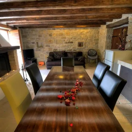 Holiday home Wunderschoenes In Mit Grill, Gemeinschaftlichem Pool Und Terrasse