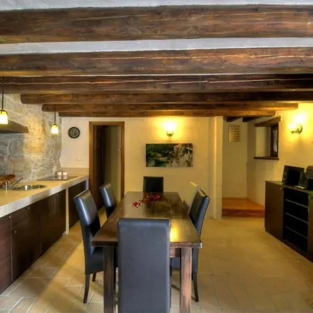 Wunderschoenes In Mit Grill, Gemeinschaftlichem Pool Und Terrasse Kotli